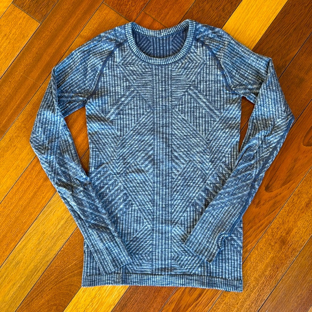 LIKE NEW!!
Adorable Lululemon top size 4